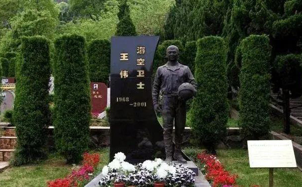 “海空卫士”王伟纪念雕塑坐落于杭州安贤陵园